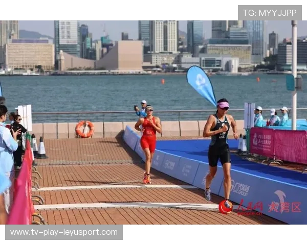 铁人三项选手倒在终点,仍夺冠 铁人三项选手倒在终点,仍夺冠