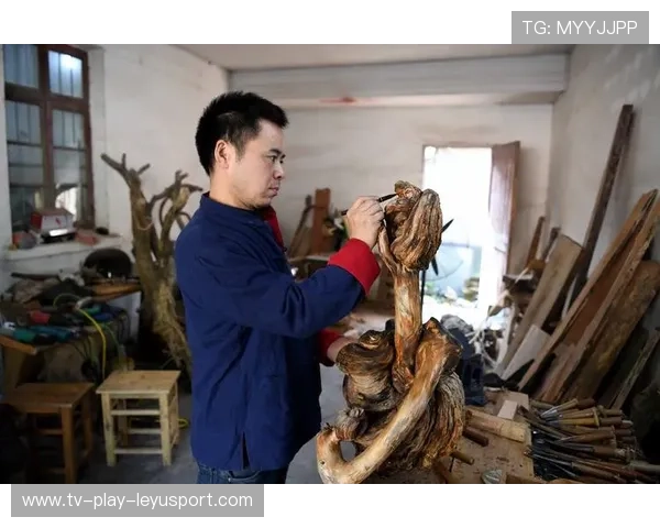 资深木雕艺人的构思:他是如何通过木材纹路设计造型的 资深木雕艺人的构思:他是如何通过木材纹路设计造型的